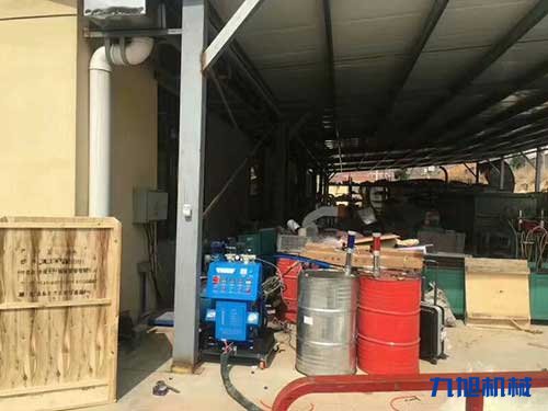 建筑物屋顶聚氨酯保温节能喷涂机施工(图2) 江苏省聚氨酯发泡机隔热填充
